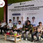 BPBD Kukar Dampingi Bupati Serahkan Bantuan Gagal Panen Akibat Banjir di Desa Rapak Lembur